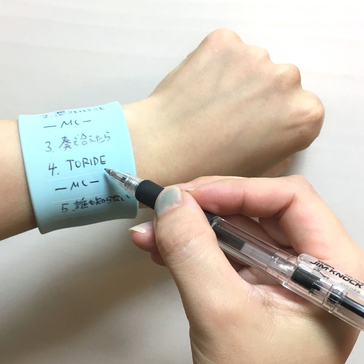 もう手にメモしない。腕に巻いて何度も書ける“ウェアラブルメモ”が便利！ - 価格.comマガジン