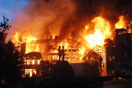 2025年1月8日現在、ハリウッドサイン自体は燃えていない。 しかし、2025年1月8日午後5時39分ごろ、Runyon Canyon Park近くの ハリウッドヒルズでサンセットファイアーとして知られるブラシ火災が点火しました。 火災はハリウッドの看板近くで見える厚い煙を生み出したが