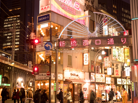 新橋ガード下の飲屋街 東京都の写真素材FYI07587229ストックフォトの Qlean Market キュリンマーケット