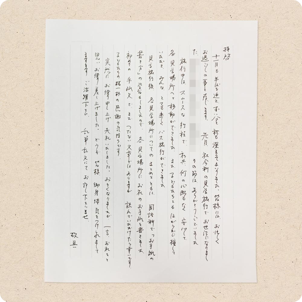 若い男の子に挨拶するフレンドリーな学校バスの運転手 - スクールバスのストックフォトや画像を多数ご用意 - スクールバス, ハイタッチ, バス運転手- iStock