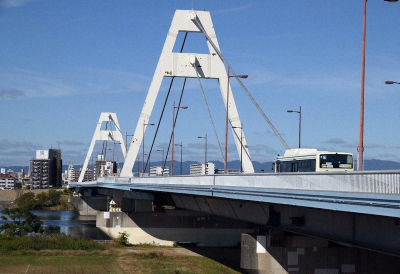 飛び降ります」と男性、帰宅中の3人が引っ張り命救う 大阪：朝日新聞