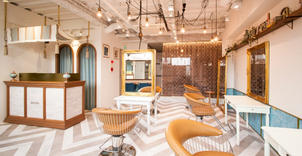 北千住駅のプラットホーム 銀色の改札。プレミアムスポーツ専門 T.U.C.GROUP東葛西店