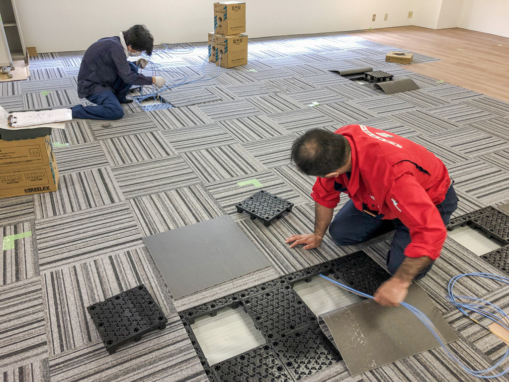 オフィスの配線のすっきりアイデア集！業者に依頼して工事も検討 - IRISTORIES - アイリストーリーズ
