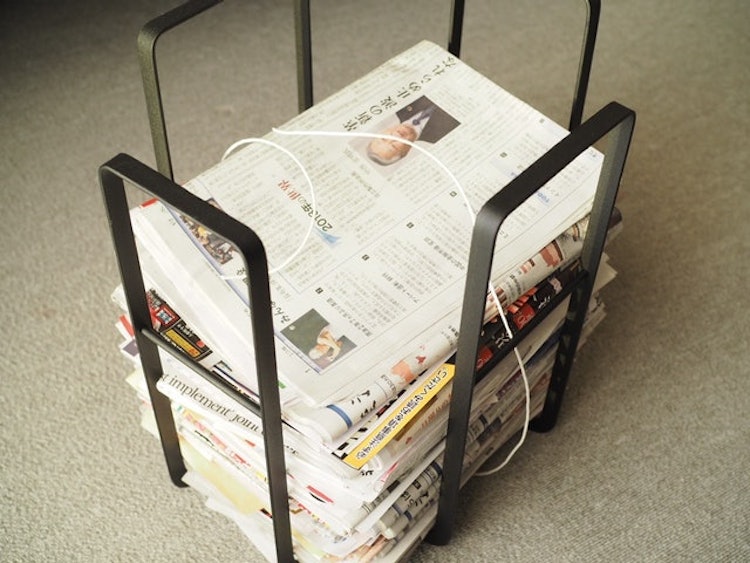 新聞ストッカー キャスター 新聞紙 ラック スチール おしゃれ 新聞入れ 新聞収納 A4 オフィス 収納 リビング 整理 雑誌ラック ストッカー組み立て簡単 2カラー : TTWO - 通販 - Yahoo!ショッピング