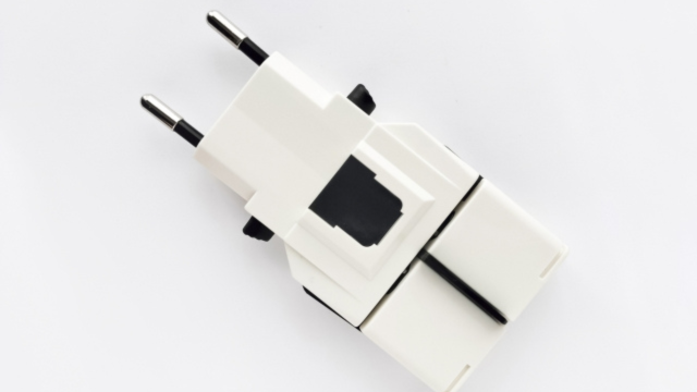 海外旅行用変圧器 海外 コンセント 変圧器 90V-240V to 100V 変換 ACコンセント 3口 + USB 4ポート 変換プラグ 付き AB BF C O O2 B3 SE プラグ対応 MRJ201GU-WH 台湾旅行 変圧器いらない？どこで買える？おすすめは？注意点などを紹介！よーだとローカル台湾