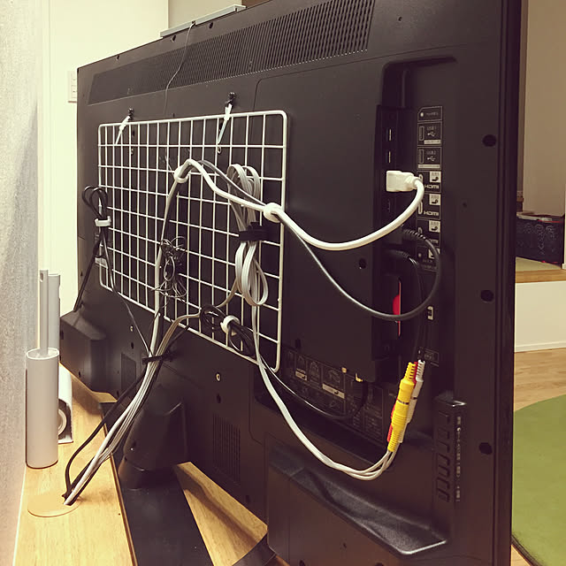 DIY１００均 テレビ裏側収納・配線整理 ケーブルをスッキリ整理して裏側のスペースに収納を作りました！Organize cables on theback of the TVDIY１００均