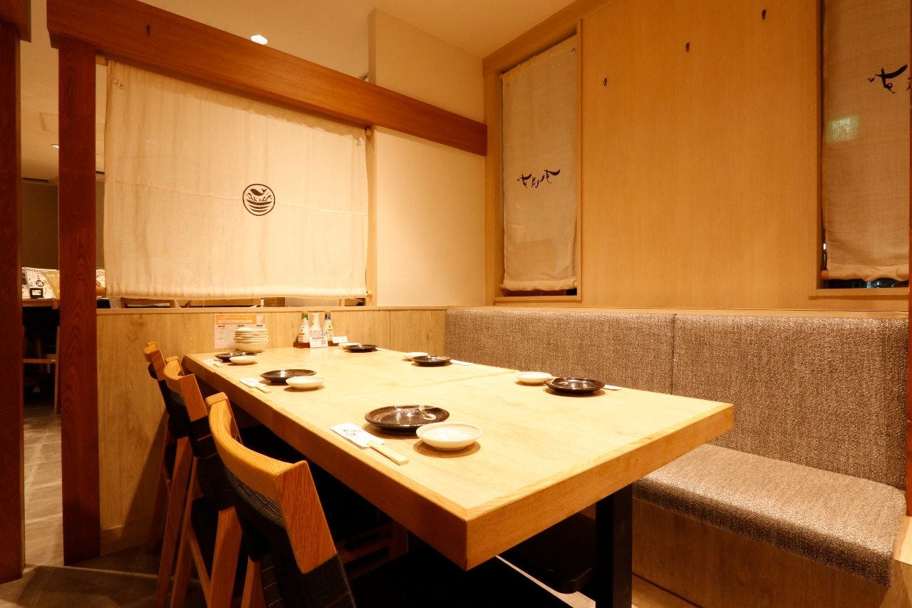 JR品川駅港南口にあるディープな飲み屋街の写真素材67083125- PIXTA