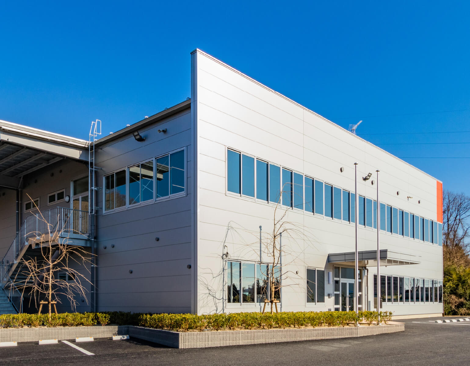 ＼車の防犯対策はしていますか？ , ＼鍵の閉め忘れさえ気を付けていれば大丈夫と思っていませんか？ , ・車両荒らし, ・車両の盗難,・タイヤのホイールなど金属部を狙った盗難, 等々の犯罪対策にピッタリ！な , 普通車～大型普通車まで対応！配線工事不要！タイヤに設置するだけ！,『タイヤ止め型送信警報システムSX-2』をご紹介します。, “愛車の防犯に”、”工場や会社の駐車場管理に” ,