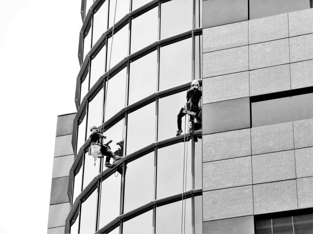 高層ビルの窓拭き方法料金相場や流れ、業者の選び方を徹底解説Clean Care Topics - クリーンケア情報株式会社ダイオーズ