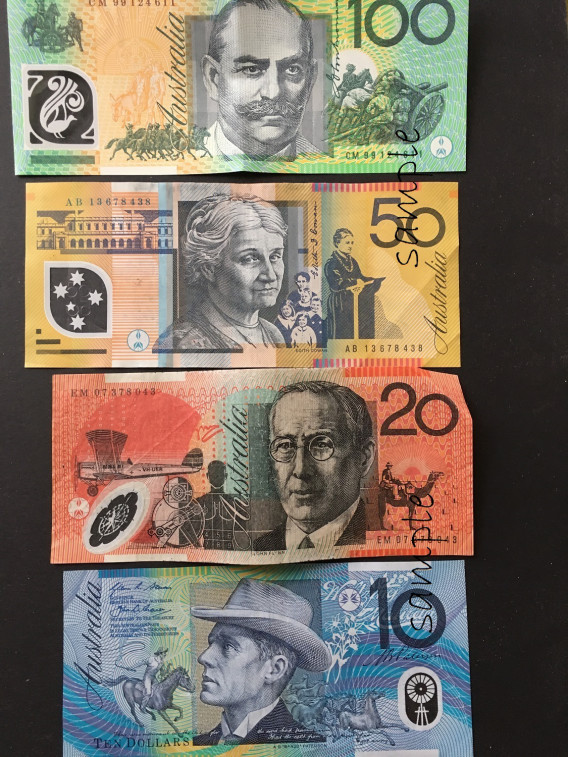 オーストラリア 50ドル紙幣 オーストラリアのお金の背景。白の上にソフトフォーカスの