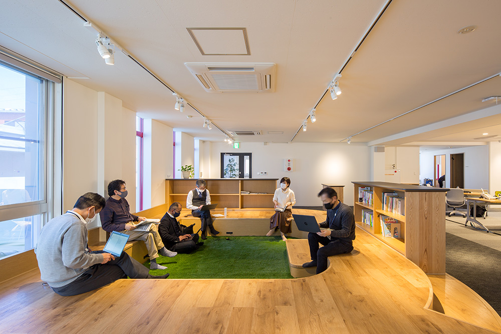 施工事例 オフィスでほっと一息 ナチュラルなデザインでリラックスできるおしゃれなカフェ風のリフレッシュスペースオフィス 移転プロジェクトマネジメントや空間デザインなら、ミライズワークス