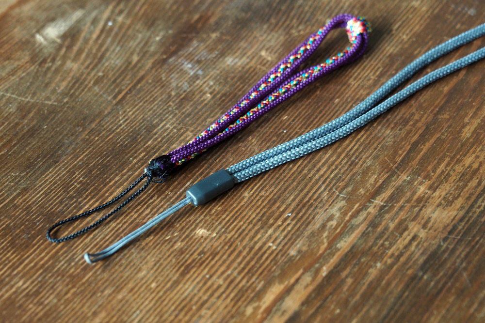 ダイソー フェイクスエード紐を使った三つ編みブレスレットの作り方 - 100円ママ〜100均大好きママのお役立ち情報