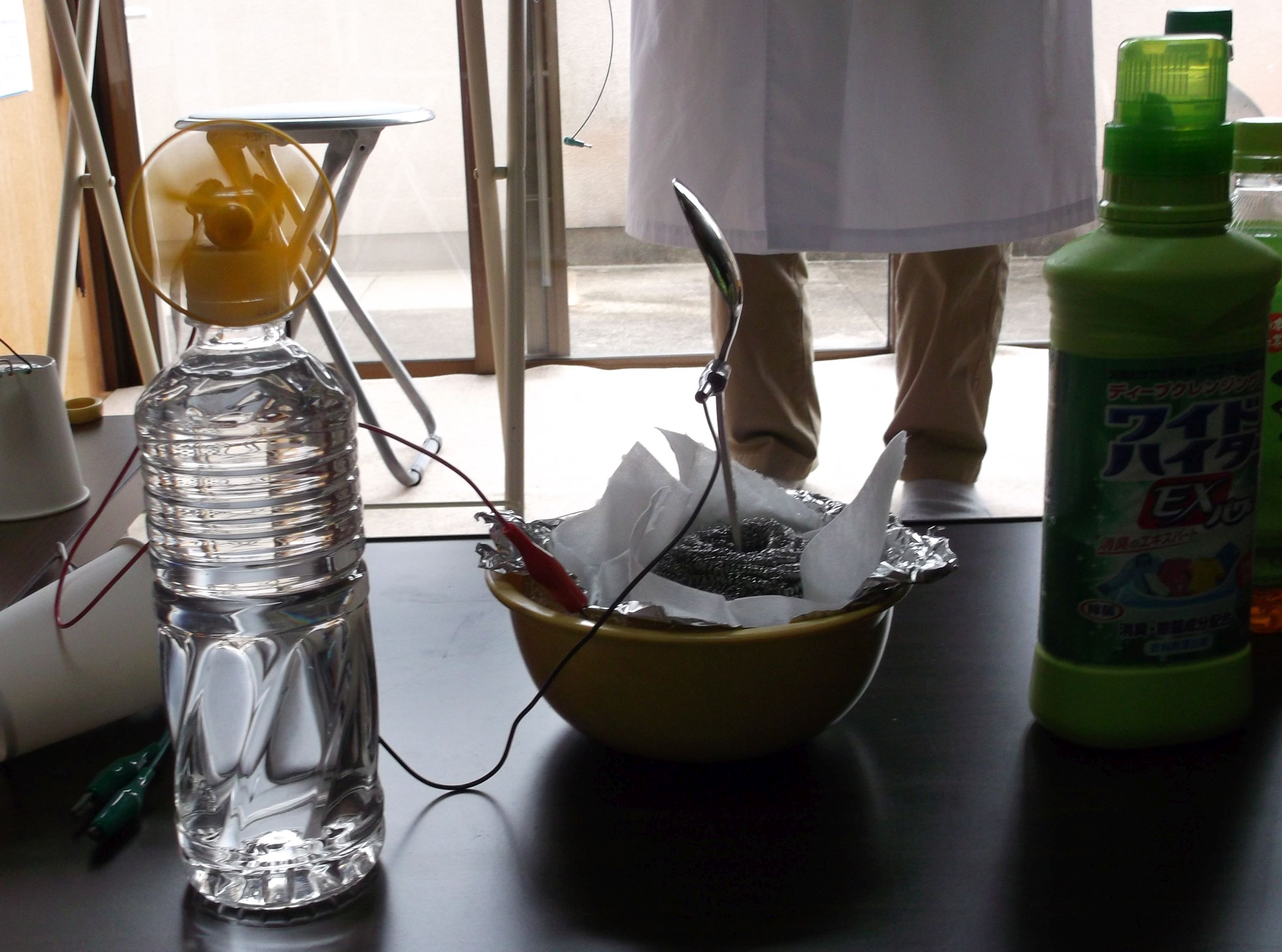 コップの中に水に入った氷と、水を入れていないコップに入っている氷を見ていて、ふと、どっちが先に溶けるのだろうと思った。で、AIに聞いてみたのだった 。夏休みの自由研究にいいんじゃないかな。偽日記2025 池谷恵司