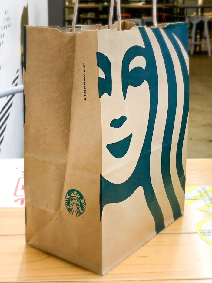 スタバで持ち帰りる時の袋は有料？テイクアウトメニューやおすすめもご紹介 - カフェの情報館