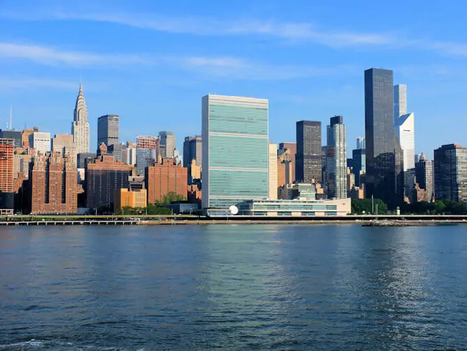 国連大学本部ビル - ハチは知っている