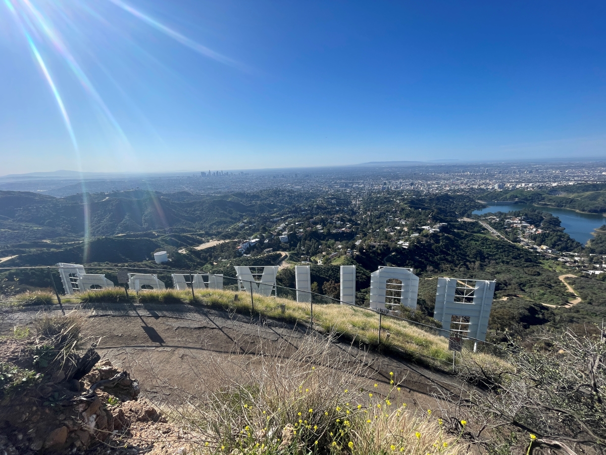 ハリウッドサインは無事です。 ロサンゼルス山火事のニュースが日本でも広がっておりますが、観光は普段通り問題なく可能です。空気も徐々に良くなってきました。 ユニバーサルスタジオ、ディズニーランドは平常通り営業してます。 火災現場に近かったミュージアム等も