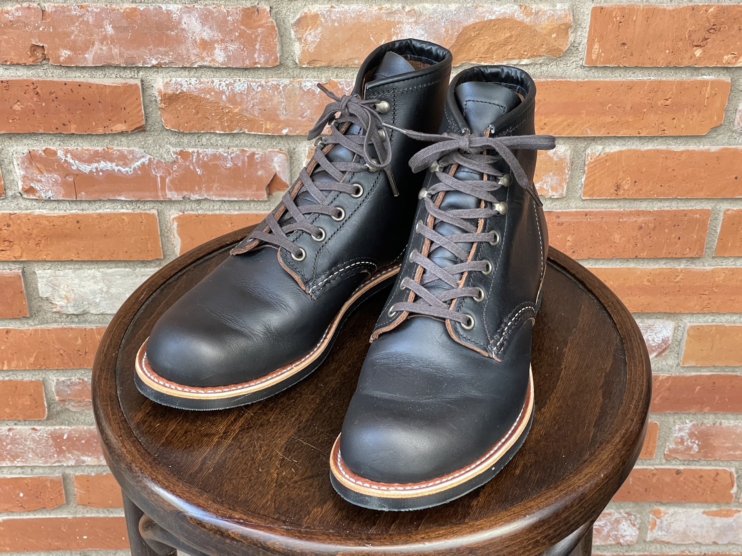 Redwing 3343 Blacksmith🇺🇸 横から見た4年のエイジングが、たまらなく良い。つま先の潰れた感じも、履き込んでくすんだ革も、全てが良いです。 あえて2年半一切フルメンテせず、最低限の保湿とブラッシングのみでこのエイジングです。数日後、エイジングについて