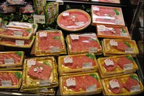 スーパーマーケットの精肉売り場 26127009108 の写真・イラスト素材アマナイメージズ