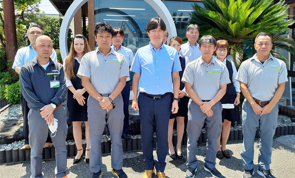 トラックの前でガッツポーズする作業着の男女 イラスト素材6329589- フォトライブラリ