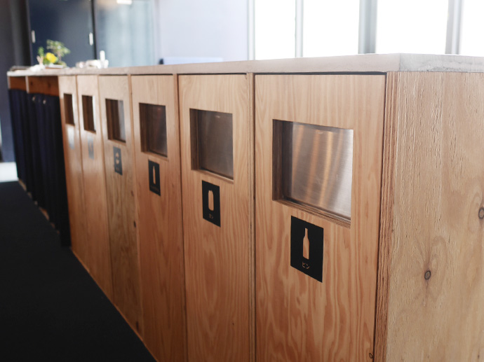 45L容量タップリ、おしゃれでスリムなオフィスゴミ箱。リビング、キッチンにもオススメです。スベルト SVELTE