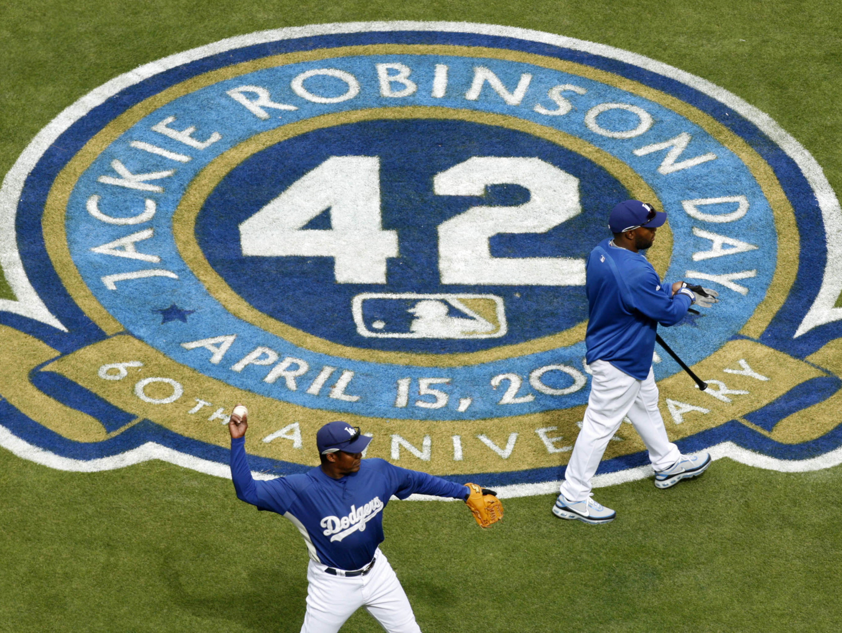 毎年4月15日はジャッキー・ロビンソン・デーです。 この日は全選手が『42』を着用してプレーする日です