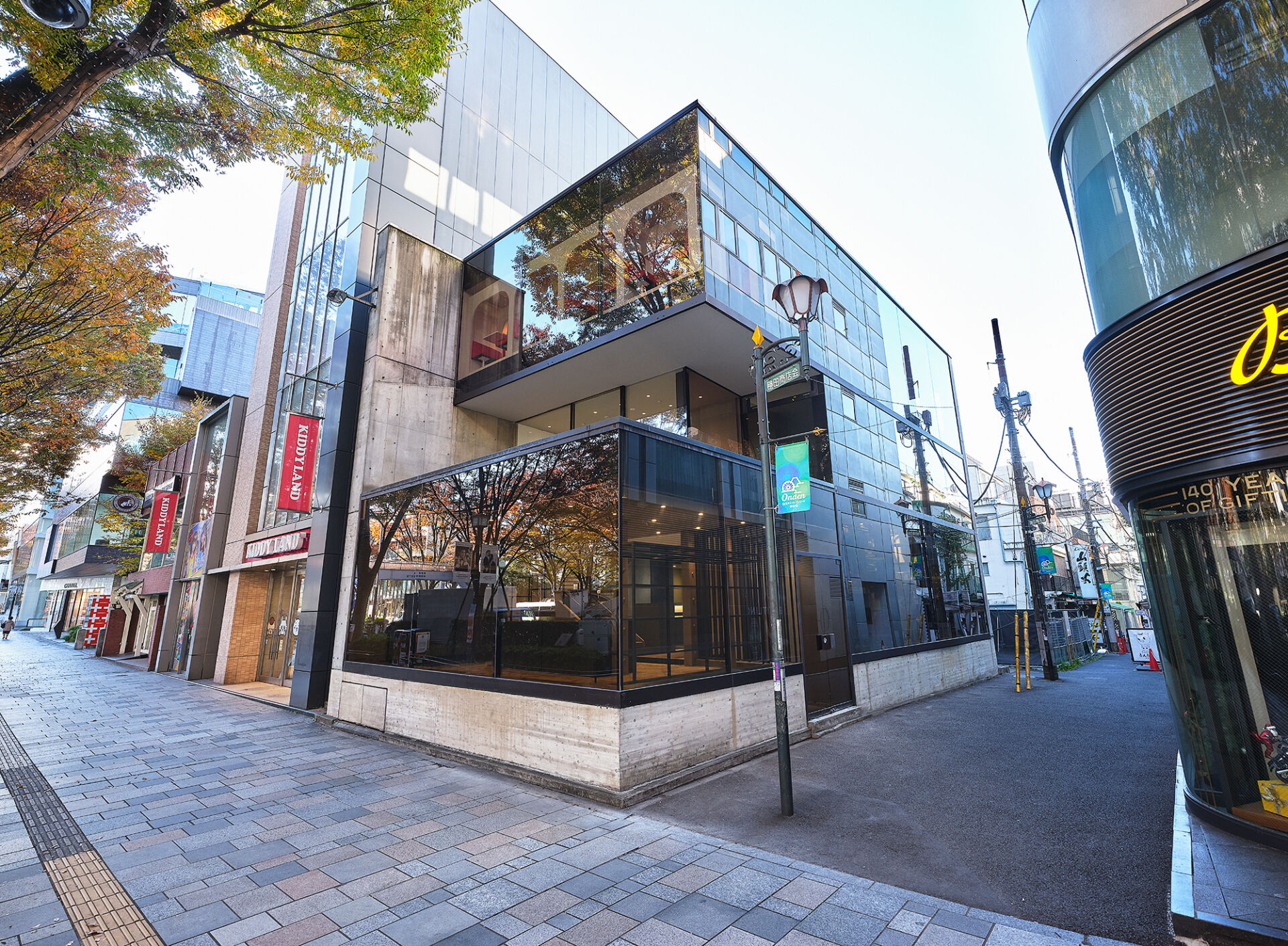 コンドーム専門店「コンドマニア原宿」が、神宮前交差点で伝え続けたメッセージ