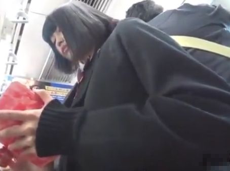 胸チラ電車盗撮動画 満員電車内で目の前に低身長女性の谷間 覗き込むように隠し撮りをして乳首先端を盗撮ｗｗ - エログちゃんねるあんてな