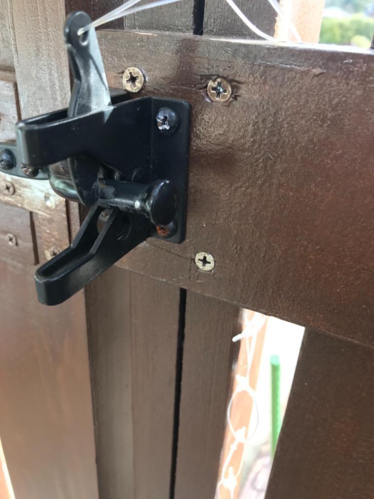 木製フェンスの扉にウエスタンラッチ