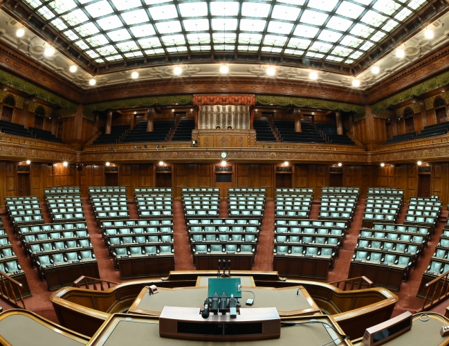 国会の開会式だけに空席の台座に置かれる、あるモノは：朝日新聞