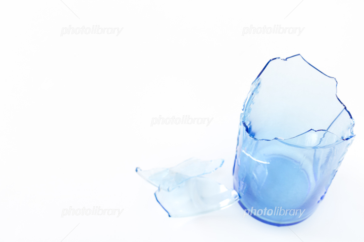 割れたコップ 10131065985 の写真・イラスト素材アマナイメージズ