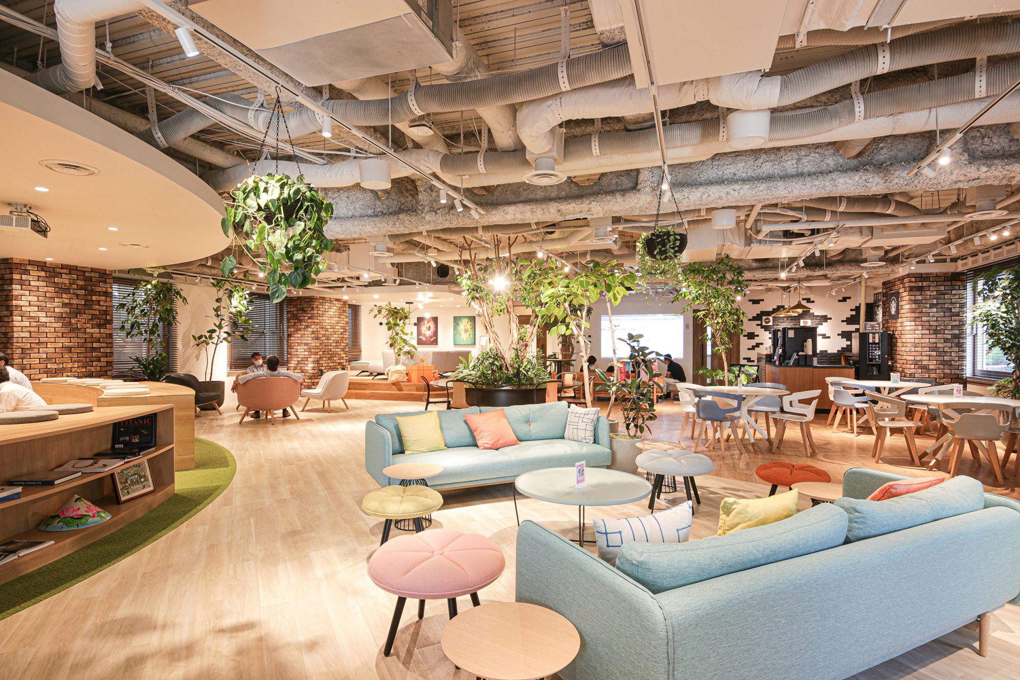 2025年最新 おしゃれなオフィスデザイン・レイアウト15選リリカラ株式会社