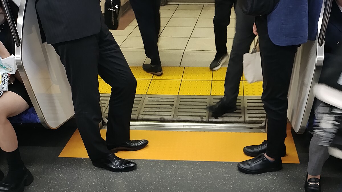 電車待ちの列に「割り込む」行為は軽犯罪法違反になるかもしれない - シェアしたくなる法律相談所