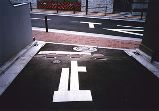 キャッツアイを踏むとタイヤがパンクする