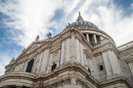 ロンドン旧ベイリーの中央刑事裁判所の上にFw Pomeroy像による正義 — ストック写真 © wirestock_creators654374250