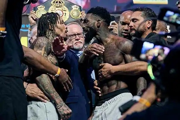 異常だ」衝撃の1秒6発の“超高速ミット打ち” 世界3階級制覇王者の練習風景に愕然の声「リアルなはずがない」 - ライブドアニュース