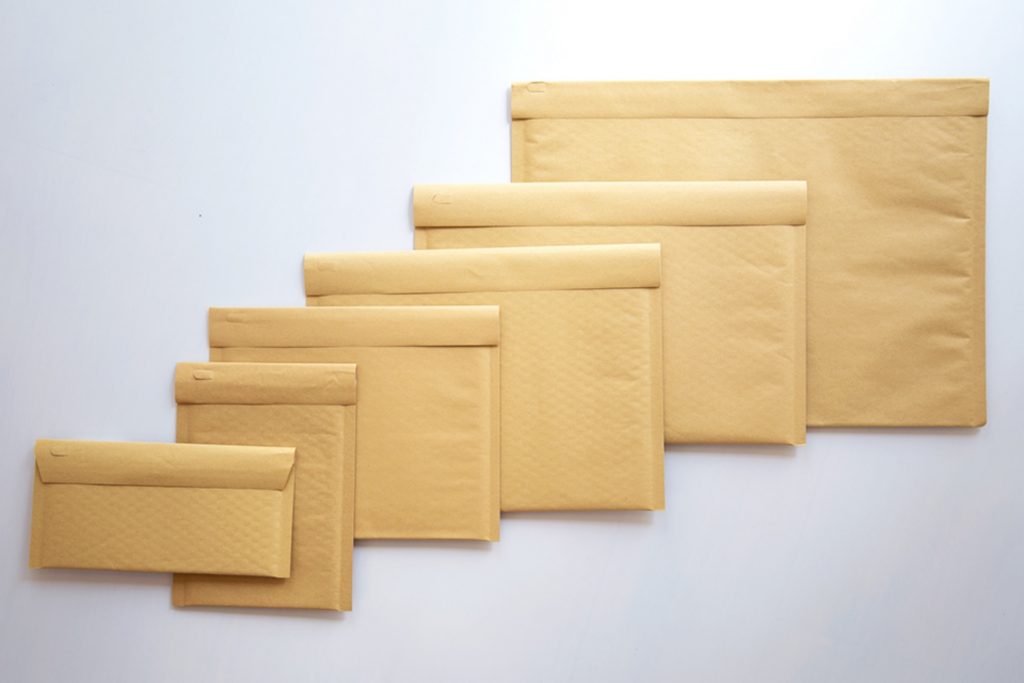 楽天市場 80サイズ ダンボール板 A3 10枚〜100枚440×335×1ダンボールシート A3サイズ 2つ折り 段ボール 梱包資材 梱包材梱包 宅配 収納 ダンボールパッド メルカリ フリマアプリ ファイル フライヤー 発送 ビジュアルボード ポスター グッズ交換 台紙 工作用 白