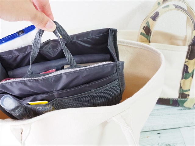 バッグ収納の正解」にたどり着いた。ダイソーの“ちっちゃいハンガー”が優秀なワケ « 女子SPA