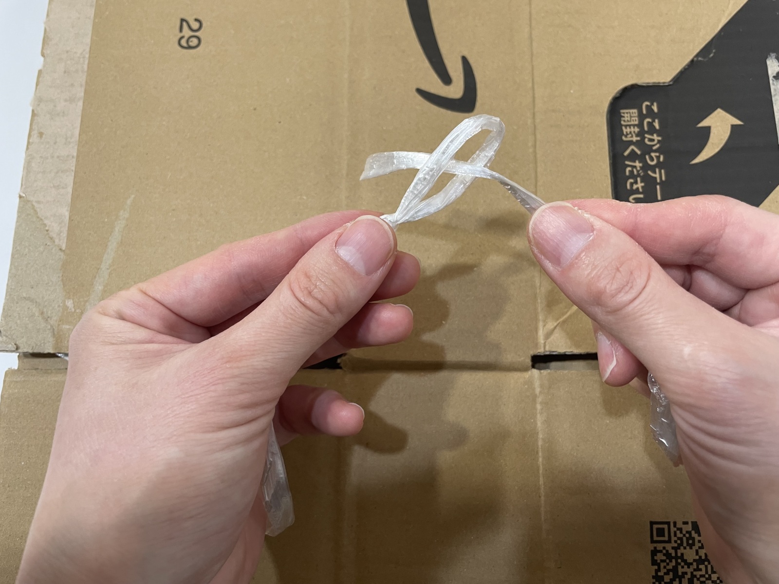 百均で見つけた ダンボールをビニール紐でまとめるときにクルクルするやつが楽しい - ものものブログ