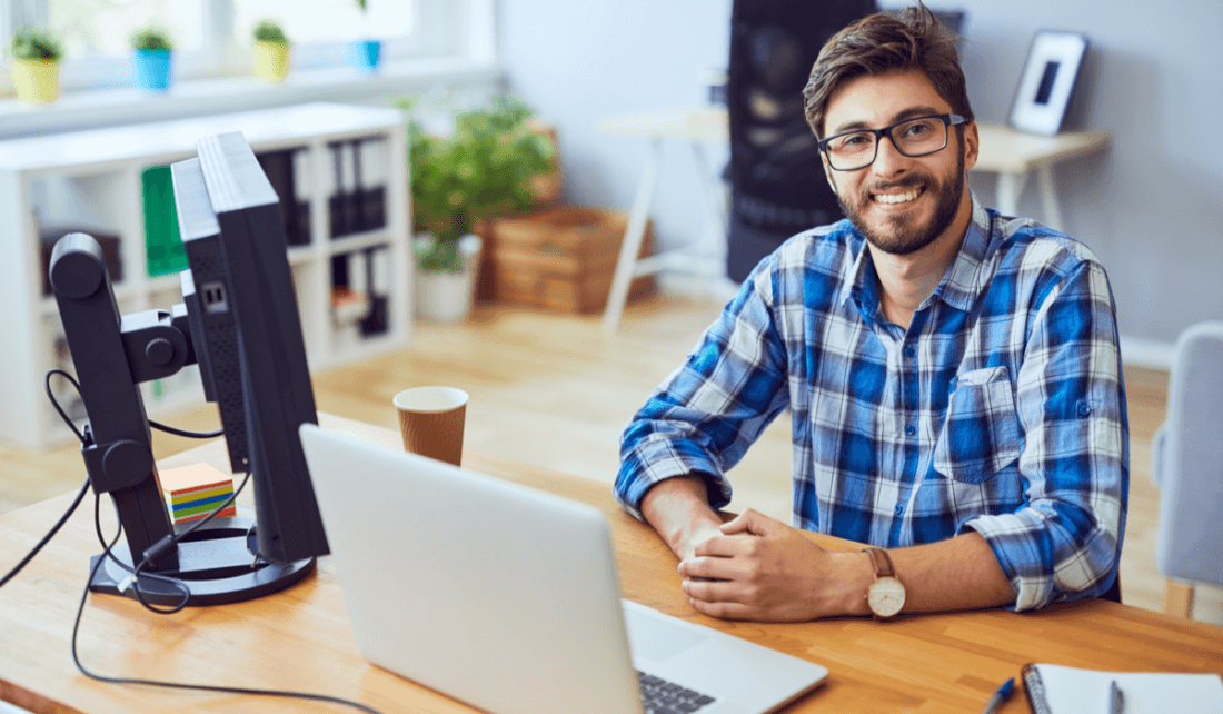 プログラマー男ベクトル。開発作業。男フリーランスの仕事のコンセプトです。白い漫画キャラ イラストに分離 ストックベクター ©pikepicture169646718