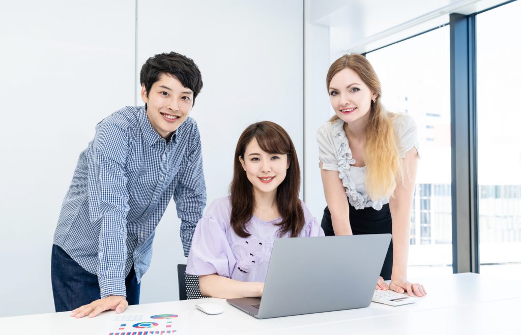 レセプションとは何？意味やパーティーとの使い分け、マナーや食事事情についても分かりやすく解説！業界のプロが教えるロケ弁・イベント弁当ナビ