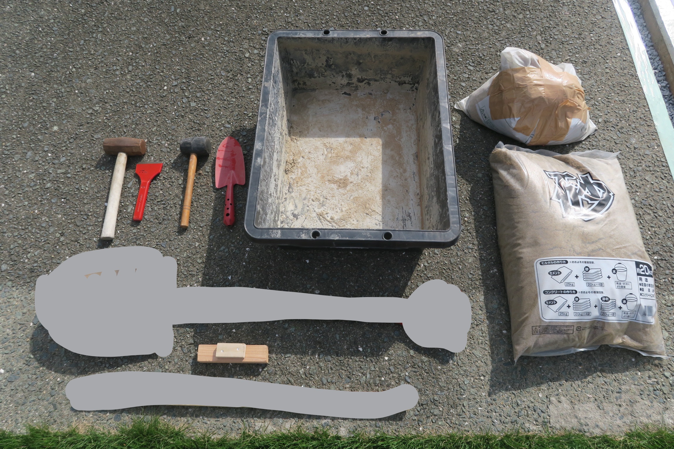 モルタル型枠で砂利駐車場をおしゃれにリメイク。 VOL.3目地を詰めれば完成編– セルフリノべの虎の巻