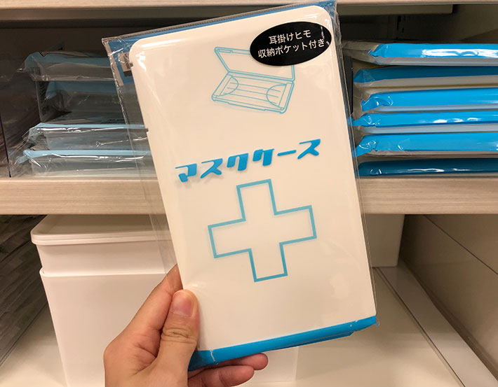 ♡ セリア新商品 マスクも洗ってネット！マスク専用洗濯ネット 布マスクは洗うのが面倒だったりするけど、私は普通の洗濯ネットに入れて 洗濯機でジャブジャブ洗ってます😅 . でもやっぱり専用ネットの方が良さげなので買ってみました😉 ＊特長 ・厚手の