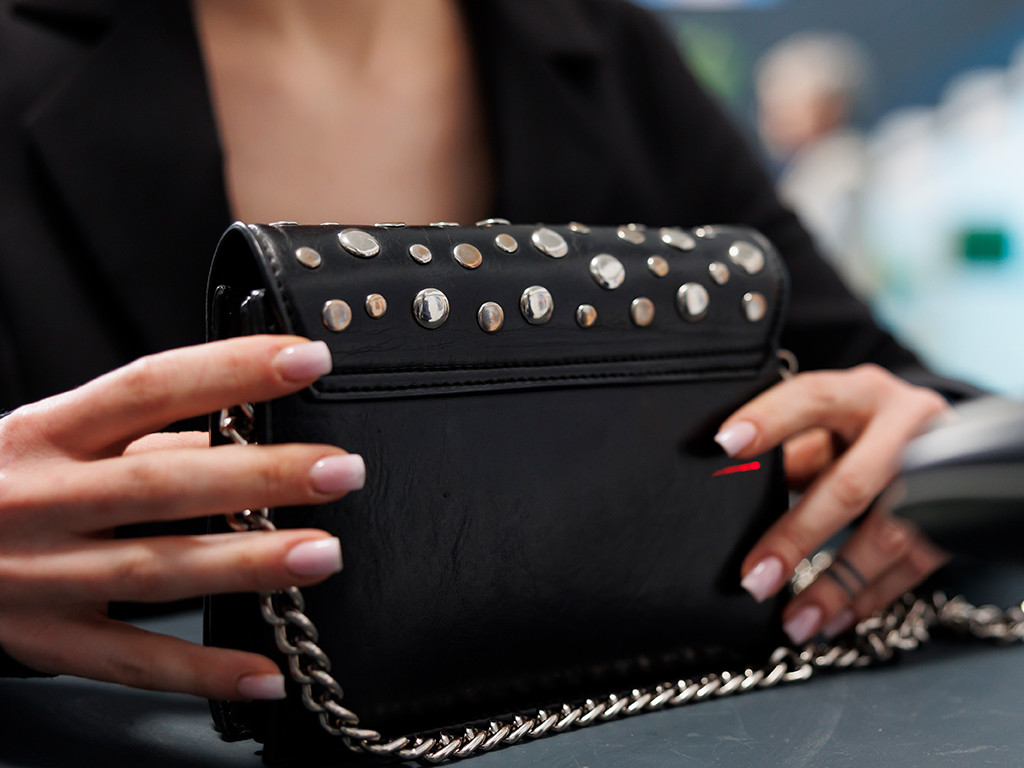 マークジェイコブス スナップショット 偽物 見分け方本物と偽物を見極めるための重要なポイントと特徴を徹底解説