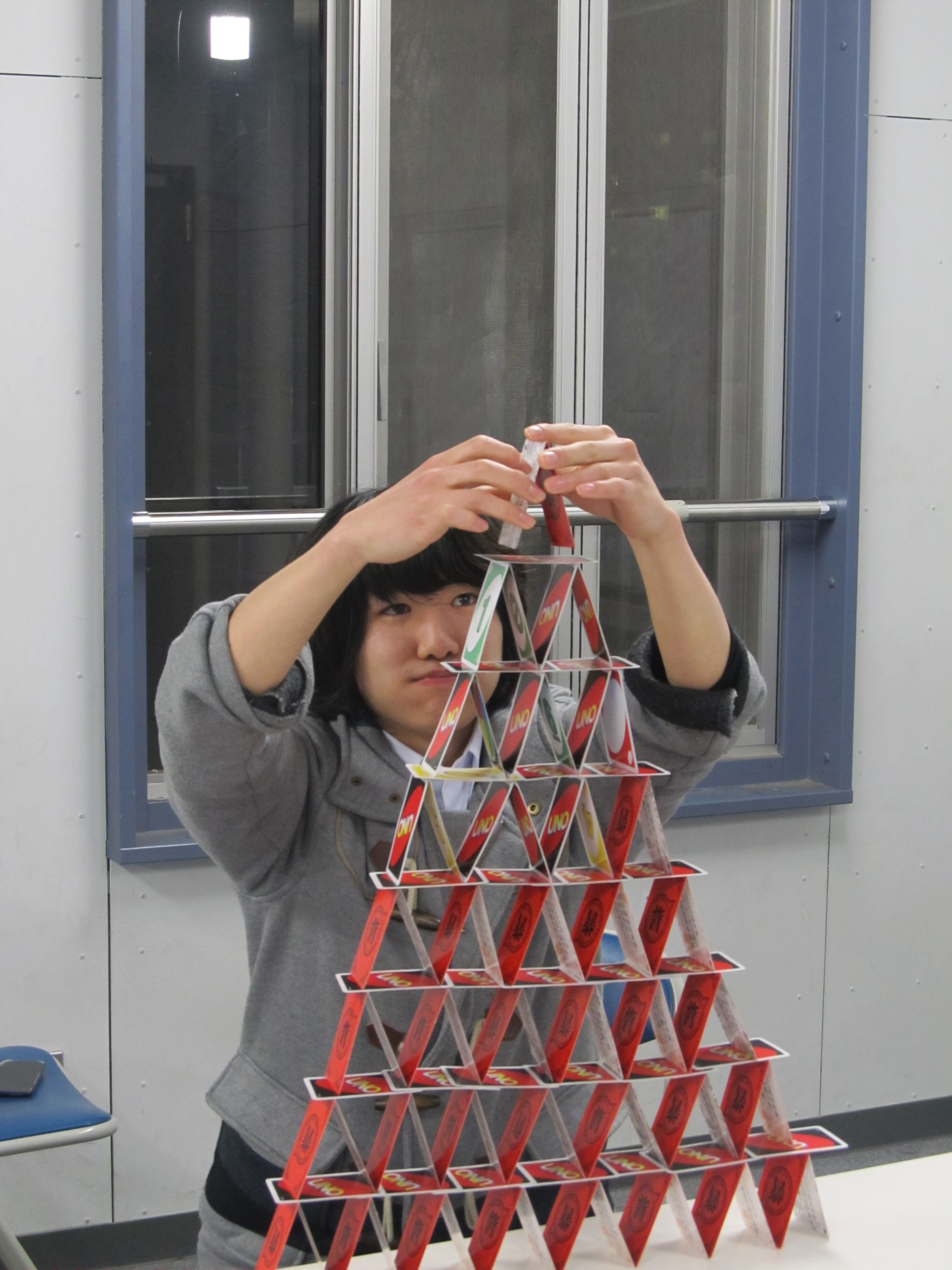 トランプタワーを接着して超人になる :: デイリーポータルZ