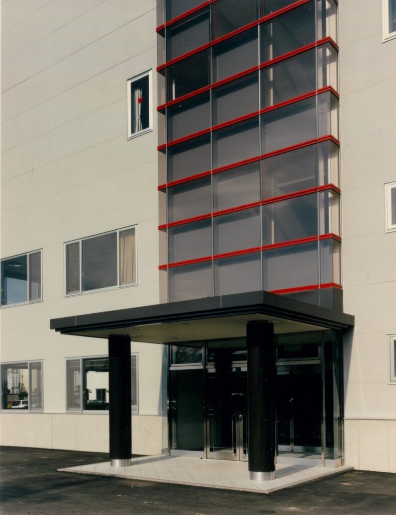 フジッコさんが企画する 「丹波黒育成体験プログラム」にアーティスト講師として参加させていただきました。 お豆について知って、種を植える所からはじまり、今回は現状の観察と育てる目線で心を耕すをテーマに絵で表現をするプログラムとなりました。 1人1枚の絵では