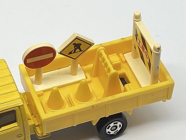 Amazonタカラトミー トミカ No.26 いすゞ エルフ 標識車箱ミニカー おもちゃ 3歳以上ミニカー・ダイキャストカーホビ