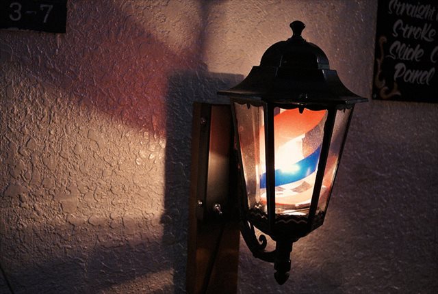 新城・勝手に応援隊:理髪店でクルクル回る赤、青、白模様は何のマーク