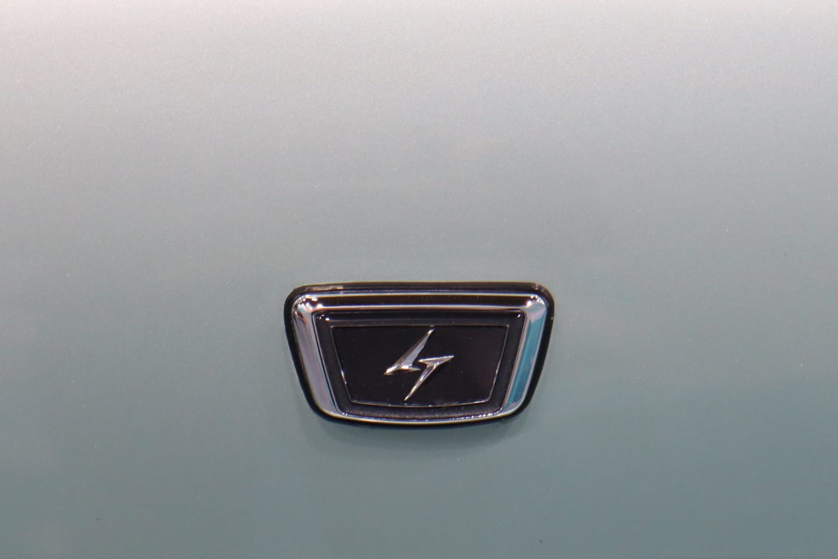 今日はトヨタのシンボルマークができた日 , 1989年の今日、会社創立50周年を記念して現在のトヨタマークを発表しました。,デザインに費やした期間は約5年。, 遠くからでも一目でトヨタのクルマ とわかることを重視しました。,「初代セルシオ」で初採用され、今ではトヨタのシンボルとして世界中で認知されています。, 3つの楕円を左右対称に組み合わせたトヨタマーク。,