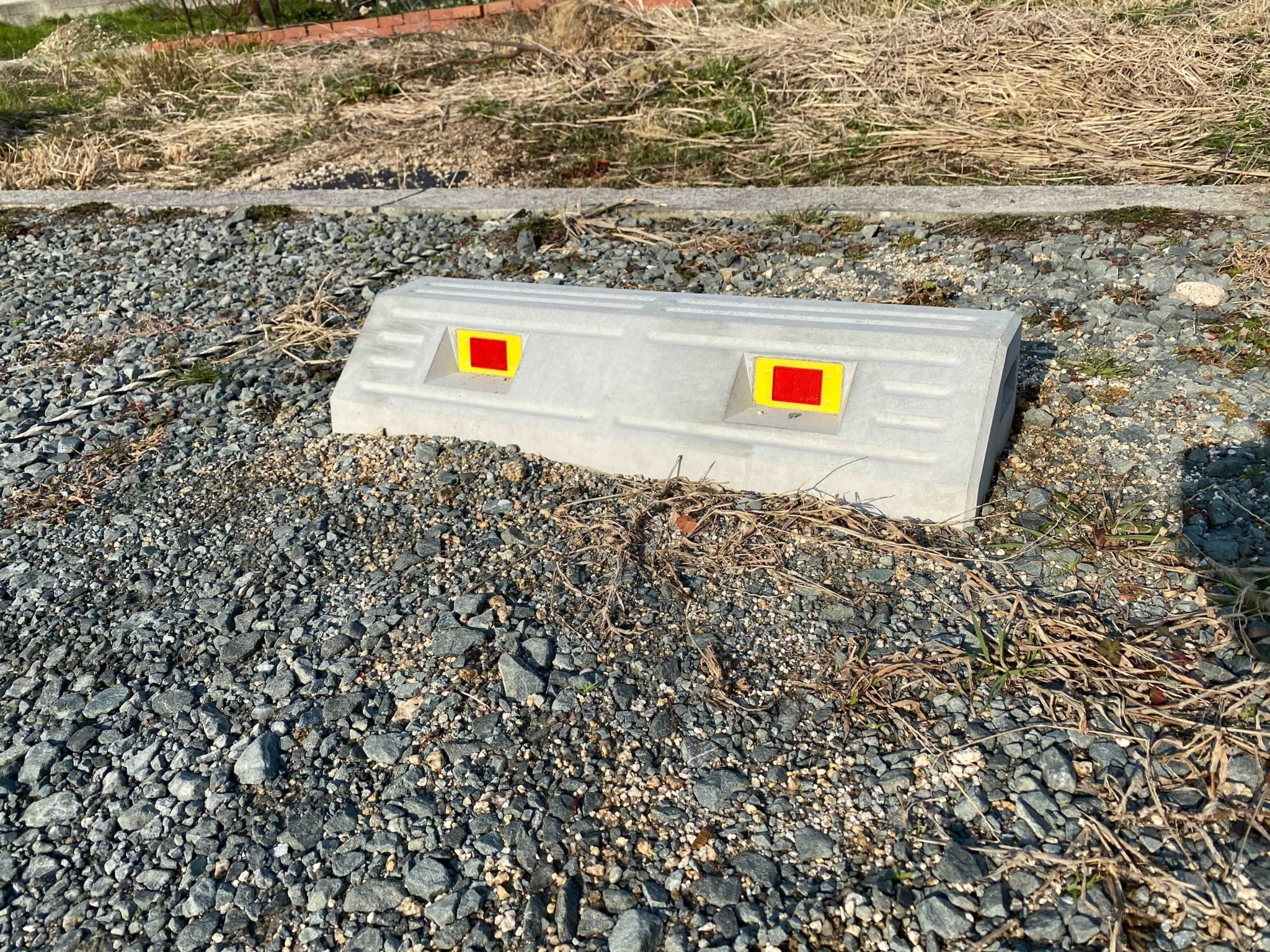 Amazonサファイア パーキングブロック 車輪止め 4面反射板付き 車止め カーストッパー タイヤ止め 駐車場 輪止め タイヤブロック 車庫駐車 ガレージ パーキング 固定アンカー付き6本セットタイヤ止め車＆バイク