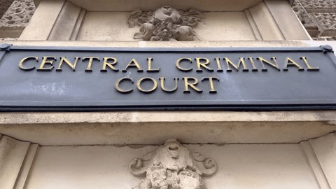 旧ベイリー ロンドンの中央刑事裁判所の公共の観覧ギャラリーへの入り口 — ストック編集用写真©wirestock_creators 654351318